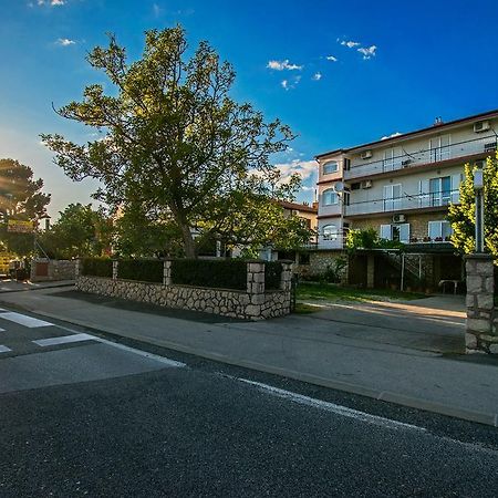 Diana Rooms And Apartments Starigrad Paklenica Luaran gambar