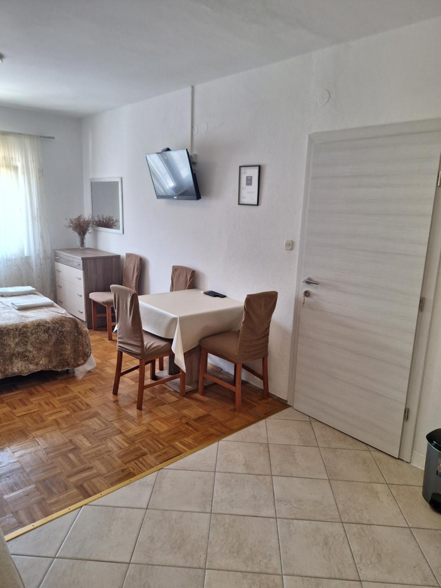 Diana Rooms And Apartments Starigrad Paklenica Luaran gambar