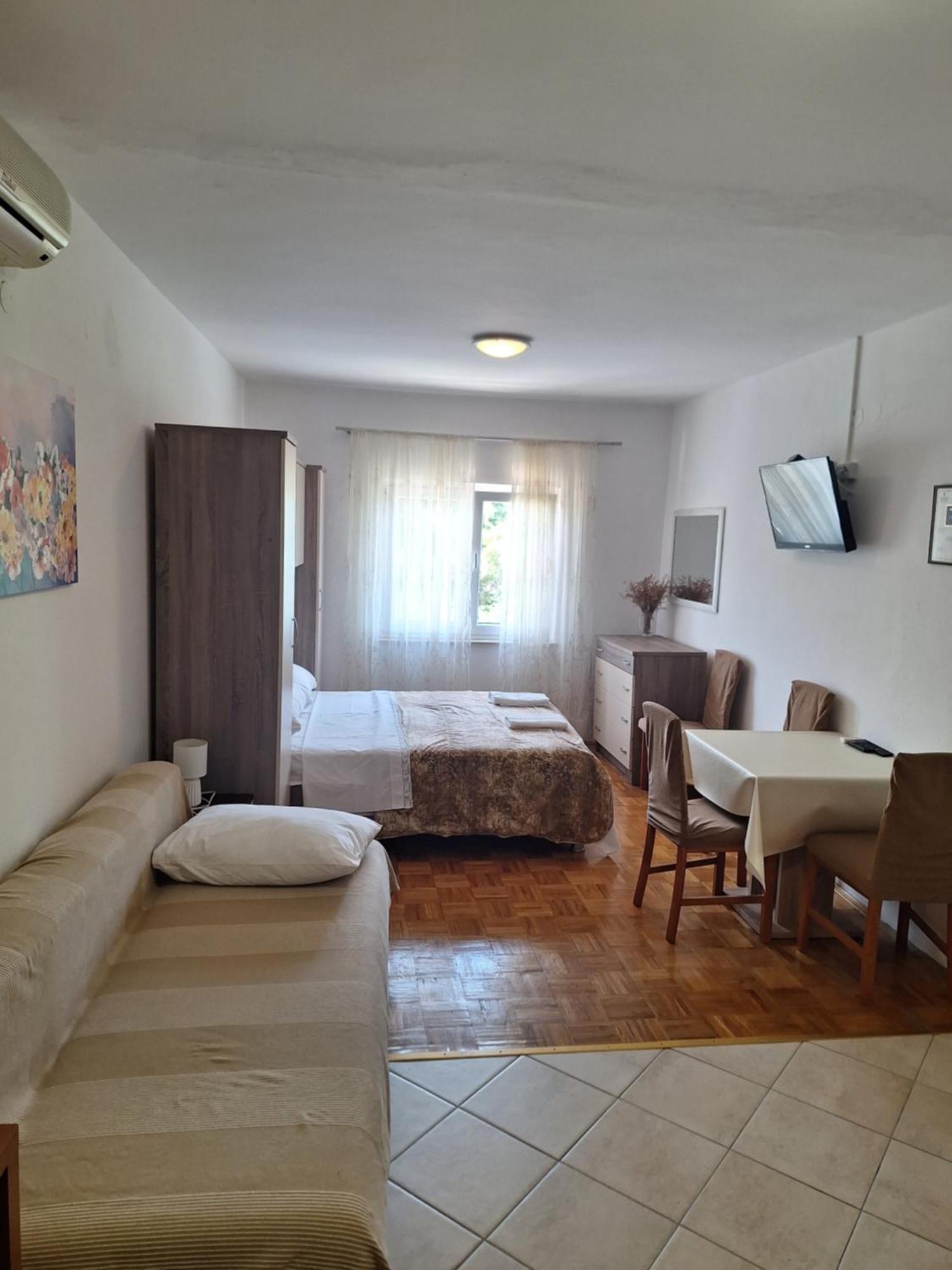 Diana Rooms And Apartments Starigrad Paklenica Luaran gambar