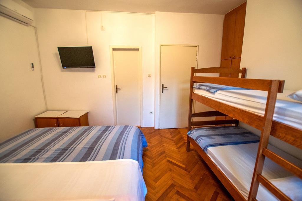 Diana Rooms And Apartments Starigrad Paklenica Luaran gambar
