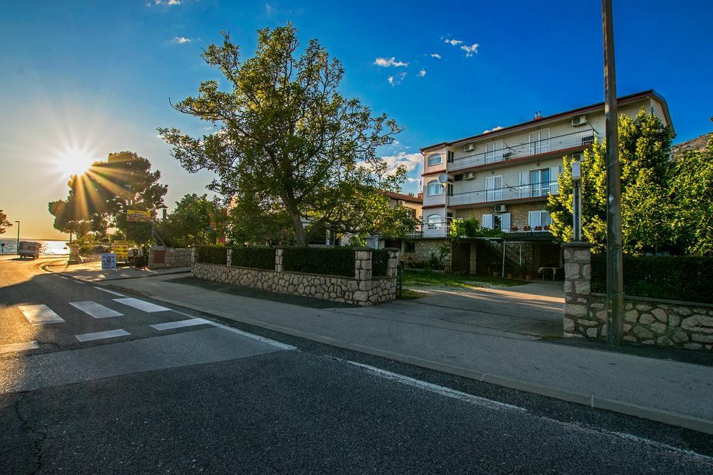Diana Rooms And Apartments Starigrad Paklenica Luaran gambar